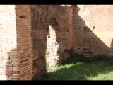 03239 ostia - regio i - insula xii - caseggiato dei triclini (i,xii,1) - via della forica - 2. raum von westen - westwand - 01-2024.jpg